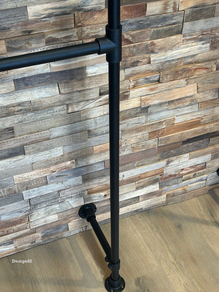 Stalen kledingrek van steigerbuizen