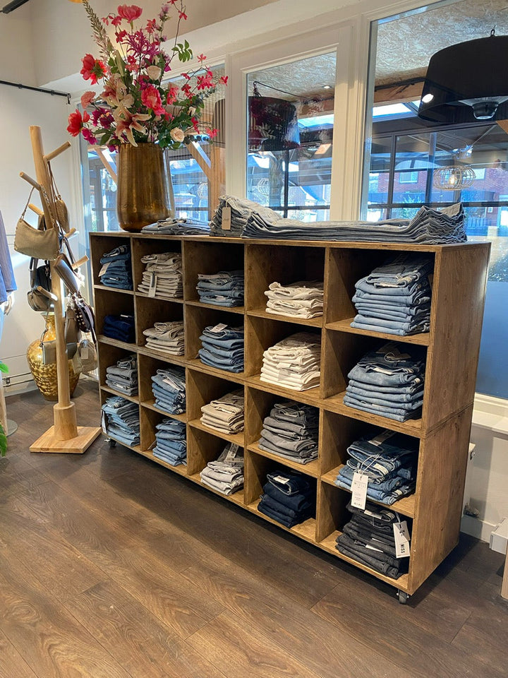 Kledingwinkel meubels van staal en hout: robuust, warm en tijdloos