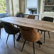 Eettafel Deens Ovaal Fjord van licht eikenhout met zwart stalen onderstel in een moderne eetkamer met zes stoelen.
