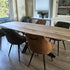 Eettafel Deens Ovaal Fjord van licht eikenhout met zwart stalen onderstel in een moderne eetkamer met zes stoelen.