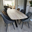 Design85 Eettafel Deens Ovaal Fjord met massief houten blad en zwart metalen poot, stijlvol geplaatst in een lichte woonruimte.
