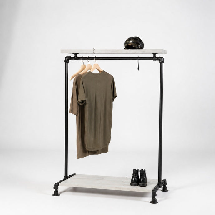 Stoer houten kledingrek Dynamiek met zwart metalen frame en natuurlijke houten leggers voor slaapkamer of winkelruimte