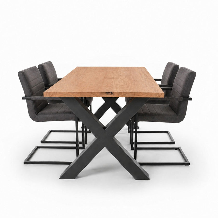 Industriële eiken eettafel Storm met naturel eiken tafelblad en zwart metalen onderstel