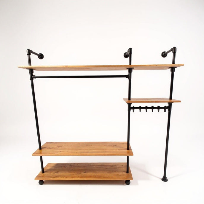 Industriële kapstok met eiken legplanken en zwart metalen frame