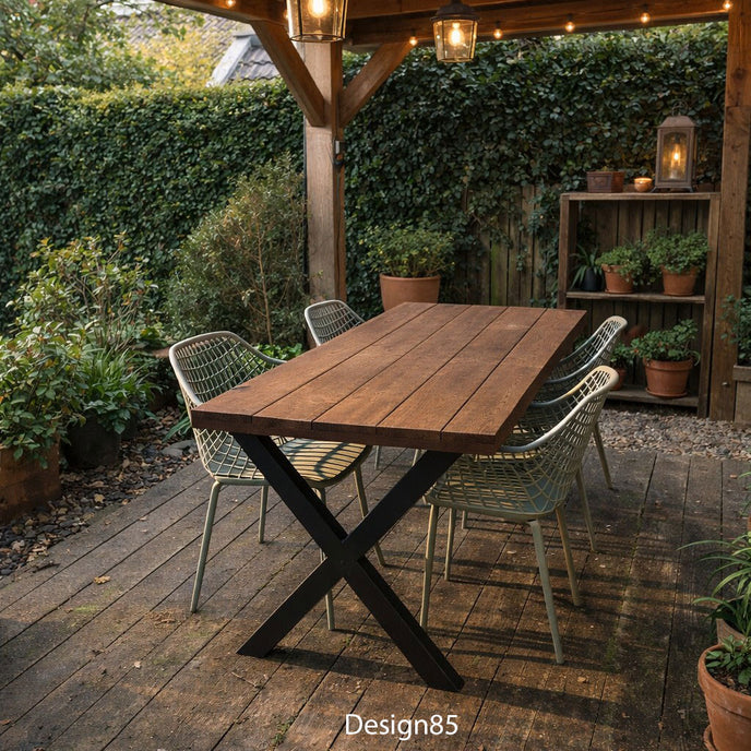 Industriele tuintafel onder de overkapping