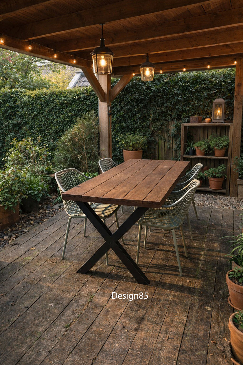 Industriele tuintafel onder de overkapping
