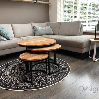 ronde salontafel mango op een kleed in de woonkamer