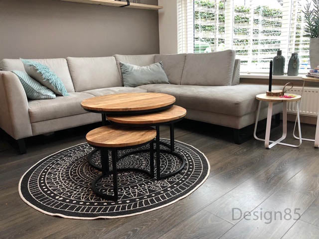 ronde salontafel mango op een kleed in de woonkamer