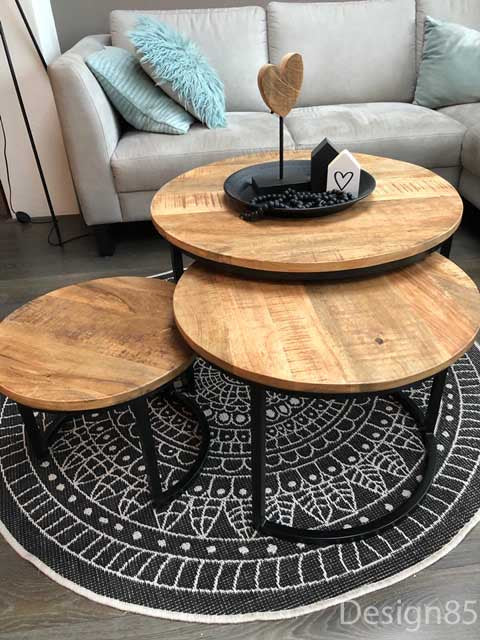 ronde salontafel mango in een woonkamer met de bank op de achtergrond
