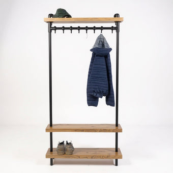 Zwarte steigerbuis kapstok met twee eiken legplanken en ophanghaken op witte achtergrond