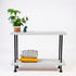 Stoere open kast van steigerbuizen met houten legplanken en industrieel design voor woonkamer of kantoor