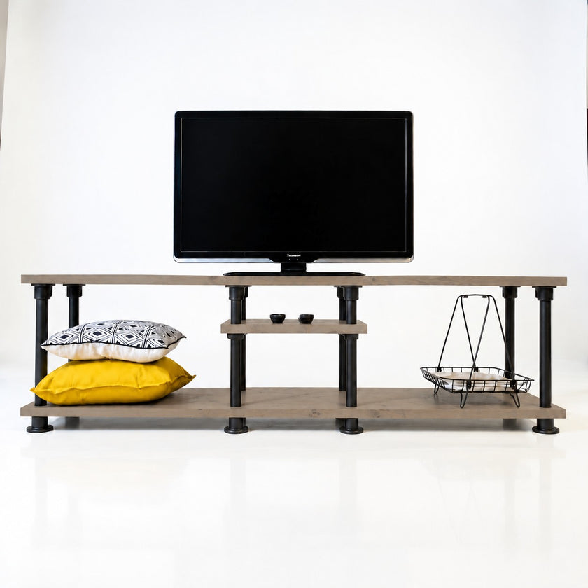 Steigerbuis TV meubel Fraai met taupekleurige houten schappen, zwart metalen buizenframe en extra opbergruimte in het midden.