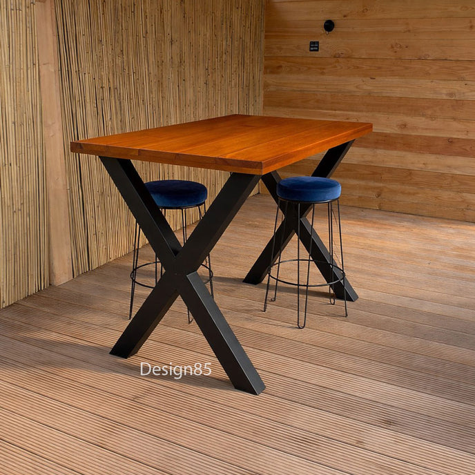 Bartafel tuin van douglas hout met zwart stalen X-poten in moderne achtertuin