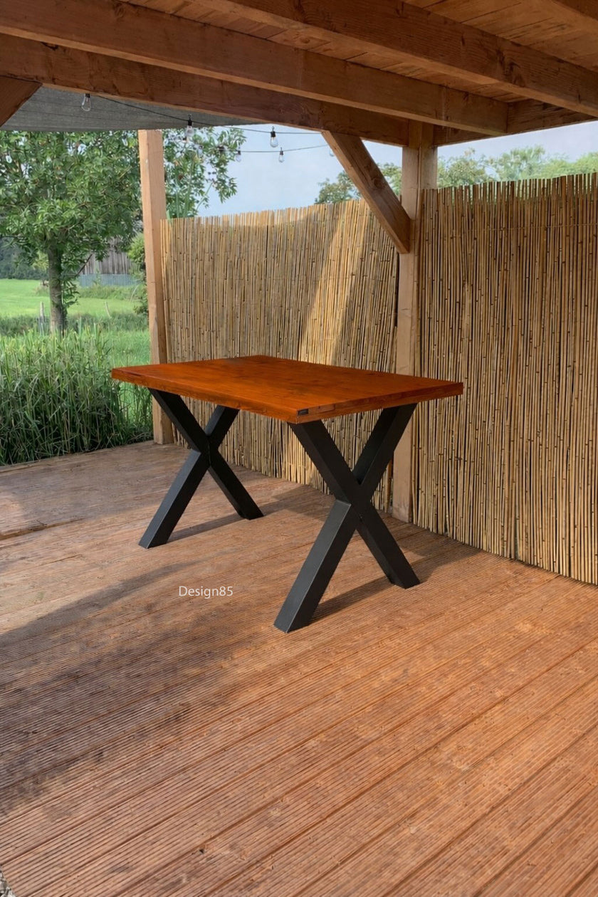 Douglas houten bartafel voor buiten met stalen X-poten in strakke tuinsetting