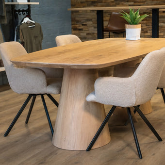 eettafel deens ovaal in de showroom met 4 mooie witte stoelen 