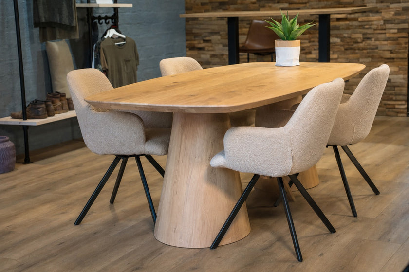 eettafel deens ovaal in de showroom met 4 mooie witte stoelen 