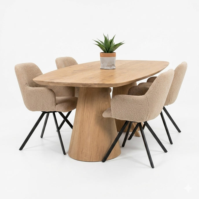 Deens ovale eettafel met conische poten in kleur Naturel, gecombineerd met beige draaistoelen en zwarte metalen stoelpoten. Moderne eikenhouten design tafel voor een Scandinavisch interieur.