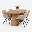 Luxe eikenhouten Deens ovale tafel in Sand kleur, voorzien van stijlvolle conische tafelpoten en beige draaibare eetkamerstoelen op zwarte metalen frames.