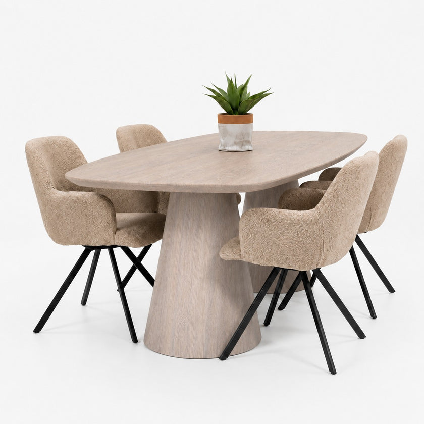 Moderne Deens ovale eettafel in lichte White eiken kleur met unieke houten kolompoten. Luxe dining set met zachte beige fauteuilstoelen en minimalistische uitstraling.