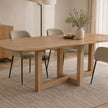 eettafel deens ovaal rune op een kleed met een vaas op de tafel