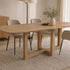 eettafel deens ovaal rune op een kleed met een vaas op de tafel