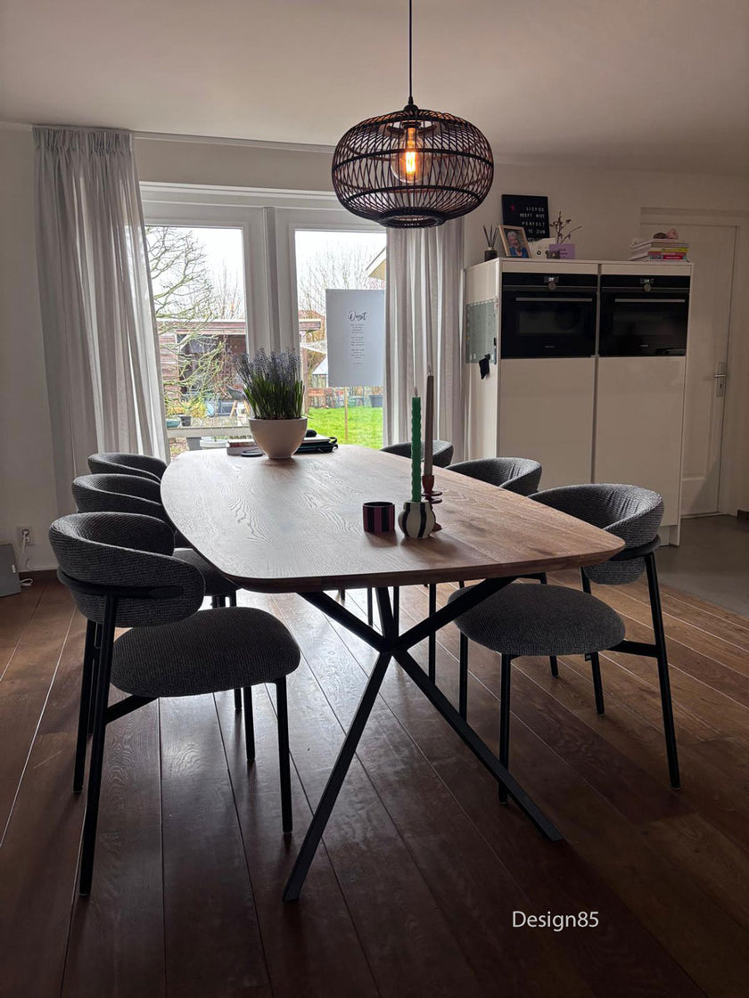 Eettafel Deens Ovaal Steel van massief hout met zwart stalen onderstel in moderne eetkamer met zes grijze stoelen