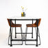 Hoge bartafel boston met een leuk detail op de tafel en 2 barkrukken in de kleur bruin. 