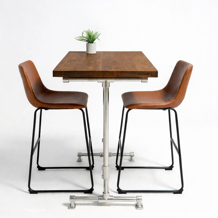 Industriële hoge bartafel Los Angeles met bruin houten blad en stevig zilverkleurig steigerbuizen onderstel.