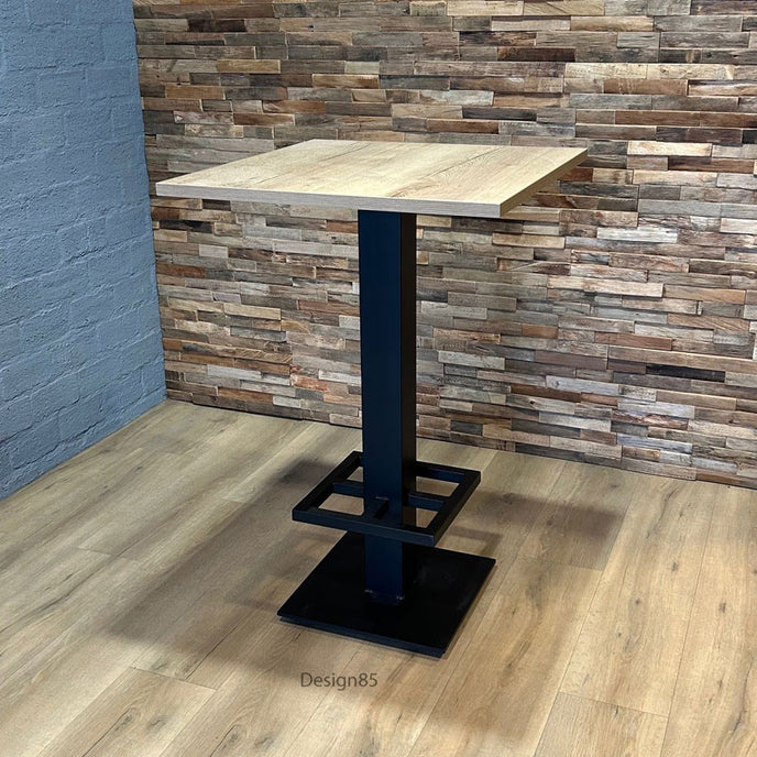 Hoge bartafel van hout en staal in industriële eetkamer
