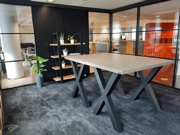 Hoge bartafel met stalen X poot en vurenhouten tafelblad geleverd bij Engie.