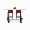 Horeca tafel deluxe met wit blad en zwart stalen onderstel, moderne industriële bartafel met bruine barkrukken op witte achtergrond