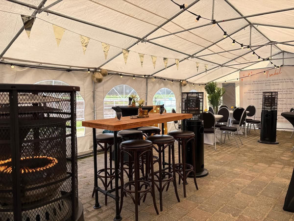 Horeca bartafel Douglas met een zwart steigerbuis onderstel en Douglas tafelblad in een feesttent.