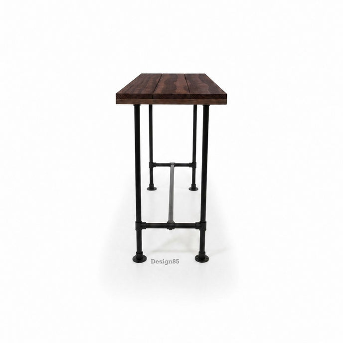 Industriële horeca bartafel van Douglas hout in rich brown met zwart metalen onderstel op witte achtergrond