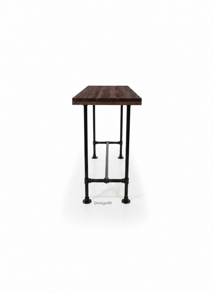 Industriële horeca bartafel van Douglas hout in rich brown met zwart metalen onderstel op witte achtergrond