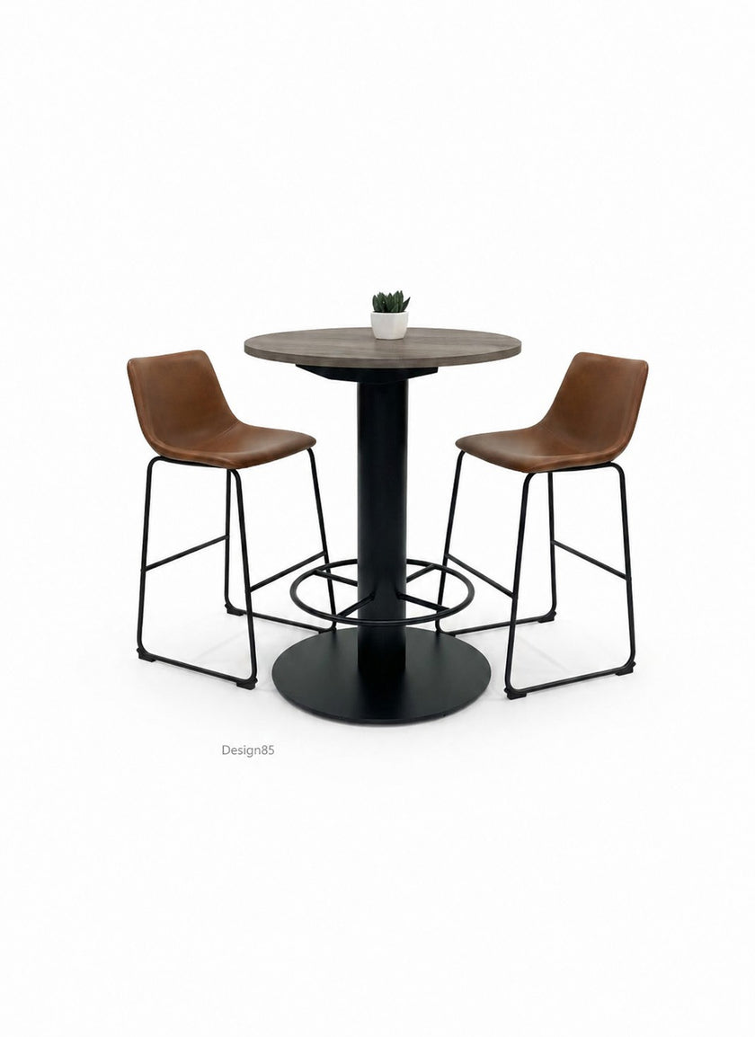 Ronde horeca tafel bruin eiken blad industrieel met metalen voet en bruine stoelen in studio setting