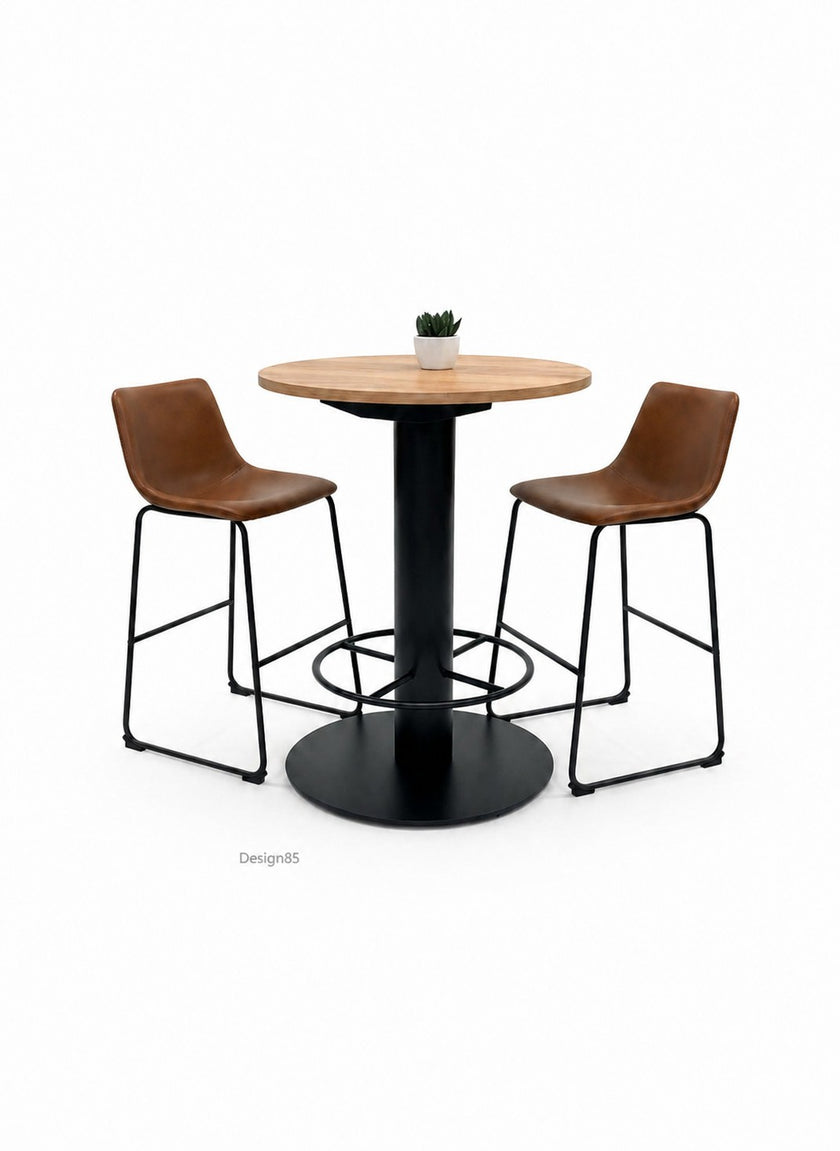 Ronde horeca tafel bruin houten blad met zwart onderstel en leren barkrukken op witte achtergrond