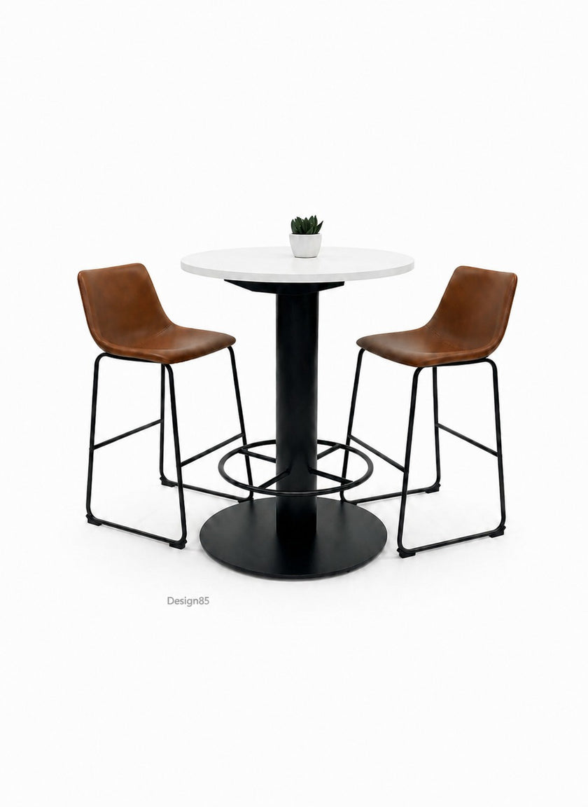 Ronde horeca tafel wit blad met zwart metalen onderstel en bruine barkrukken op witte achtergrond