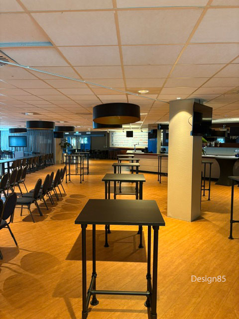 horeca bartafel vierkant met een zwart blad en een zwart steigerbuis onderstel. Geplaatst in de business ruimte van De Graafschap
