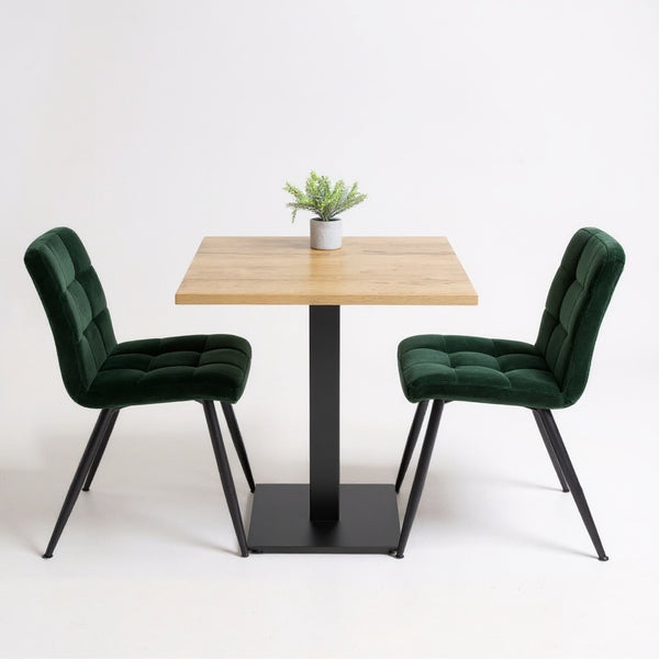Horeca tafel bistro vierkant robuust eiken blad met zwart metalen onderstel en groene stoelen