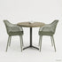 Ronde horecatafel met een tafelblad in Fair Grey kleur, gecombineerd met twee groene designstoelen met open rasterstructuur en een zwart metalen onderstel in een lichte studio-opstelling.