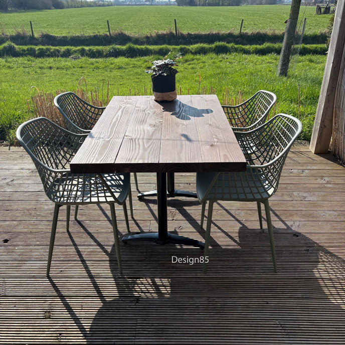 Buitentafel horeca rechthoek met warm houten blad en moderne stoelen