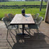Buitentafel horeca rechthoek met warm houten blad en moderne stoelen