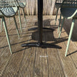 Moderne terras tafel met houten blad en metalen onderstel met vier stoelen