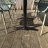 Moderne terras tafel met houten blad en metalen onderstel met vier stoelen