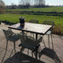 Terrastafel horeca met hout en staal op zonnig terras met natuurlijke omgeving