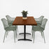 Rechthoekige horeca tafel met zwart frame en warm bruine houten tafelblad, productfoto op witte achtergrond
