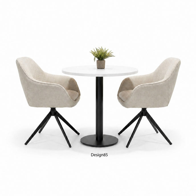 Ronde horeca tafel met wit blad en zwart metalen onderstel, moderne bistrotafel met beige stoelen op witte achtergrond