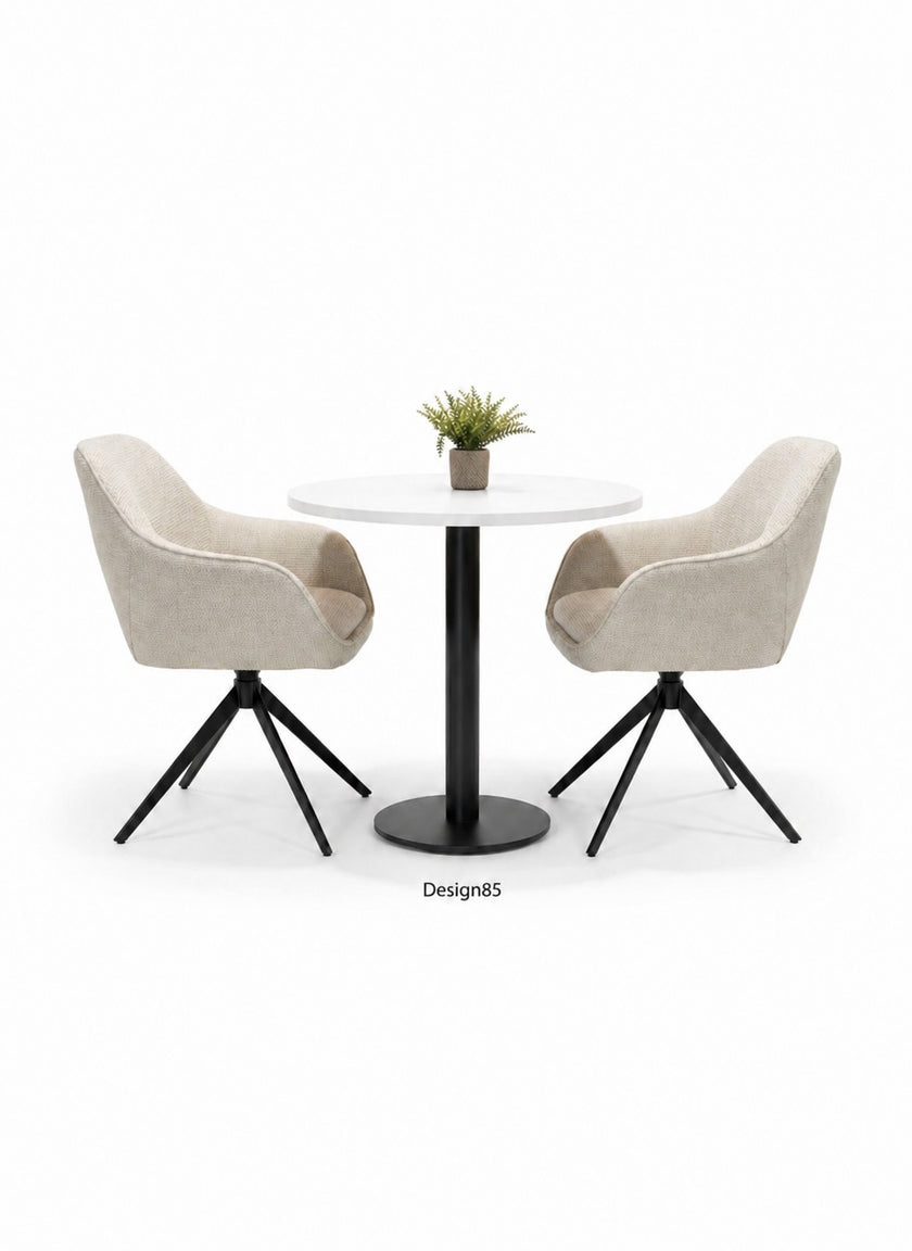 Ronde horeca tafel met wit blad en zwart metalen onderstel, moderne bistrotafel met beige stoelen op witte achtergrond
