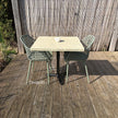 Moderne bartafel van douglas hout in de tuin met groene stoelen, perfect voor een gezellige borrelplek.
