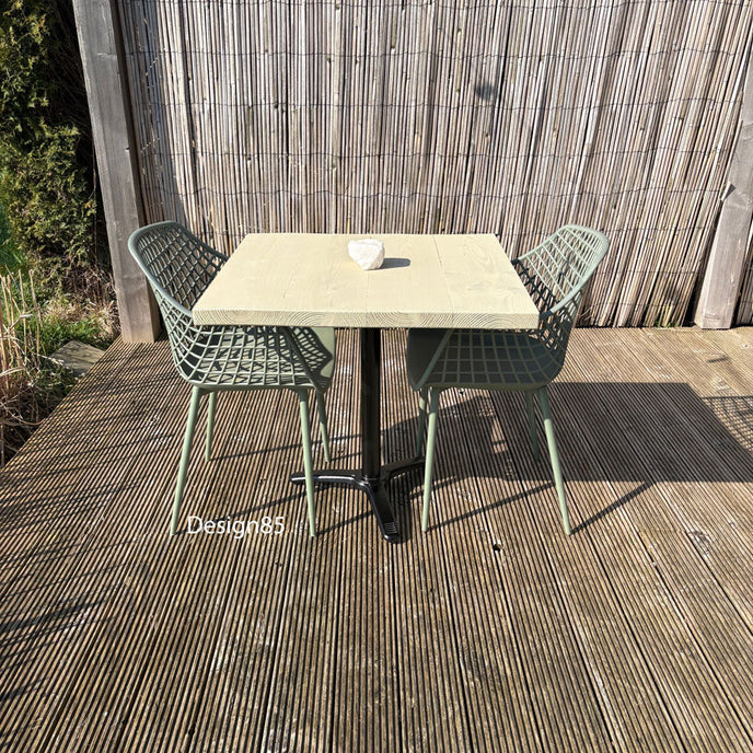 Moderne bartafel van douglas hout in de tuin met groene stoelen, perfect voor een gezellige borrelplek.